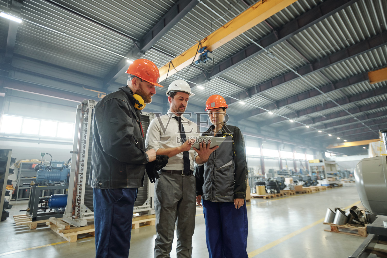 与同事讨论技术草图照片摄影图片