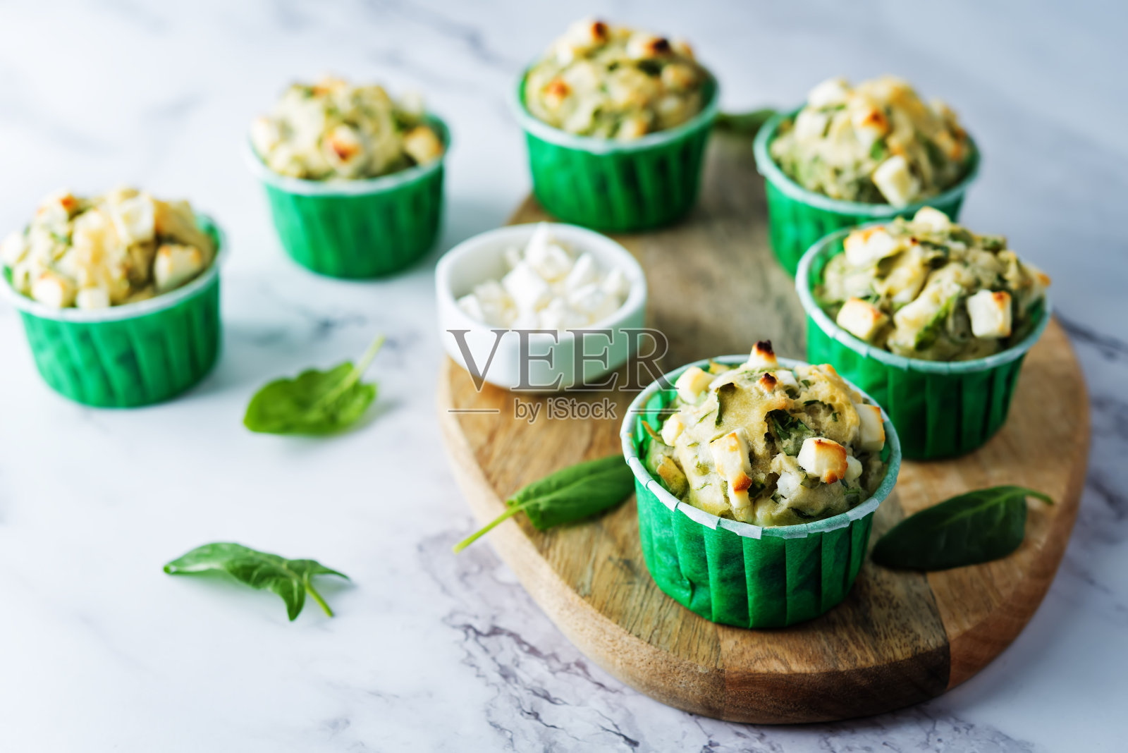 菠菜菲达奶酪早餐松饼配新鲜菠菜叶照片摄影图片