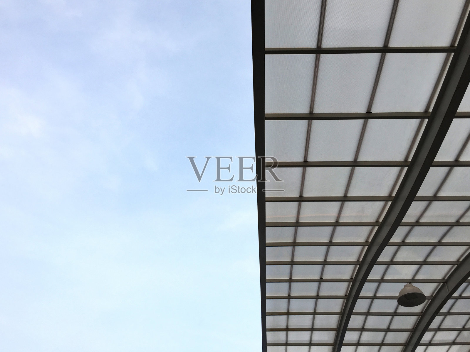 低角度的半开放玻璃天花板与天空背景照片摄影图片
