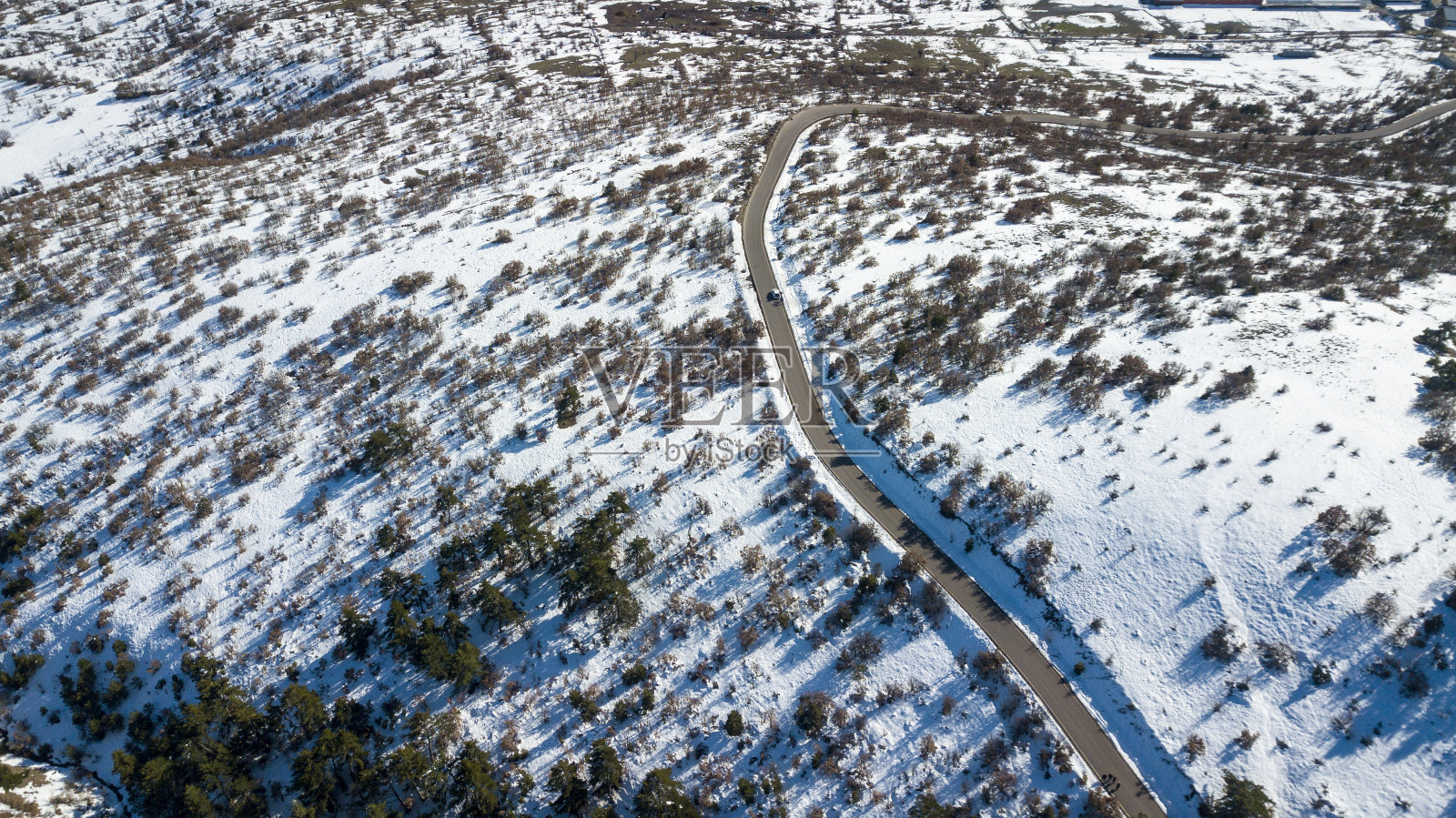 无人机拍摄的美丽雪山冬季弯弯曲曲的道路照片摄影图片