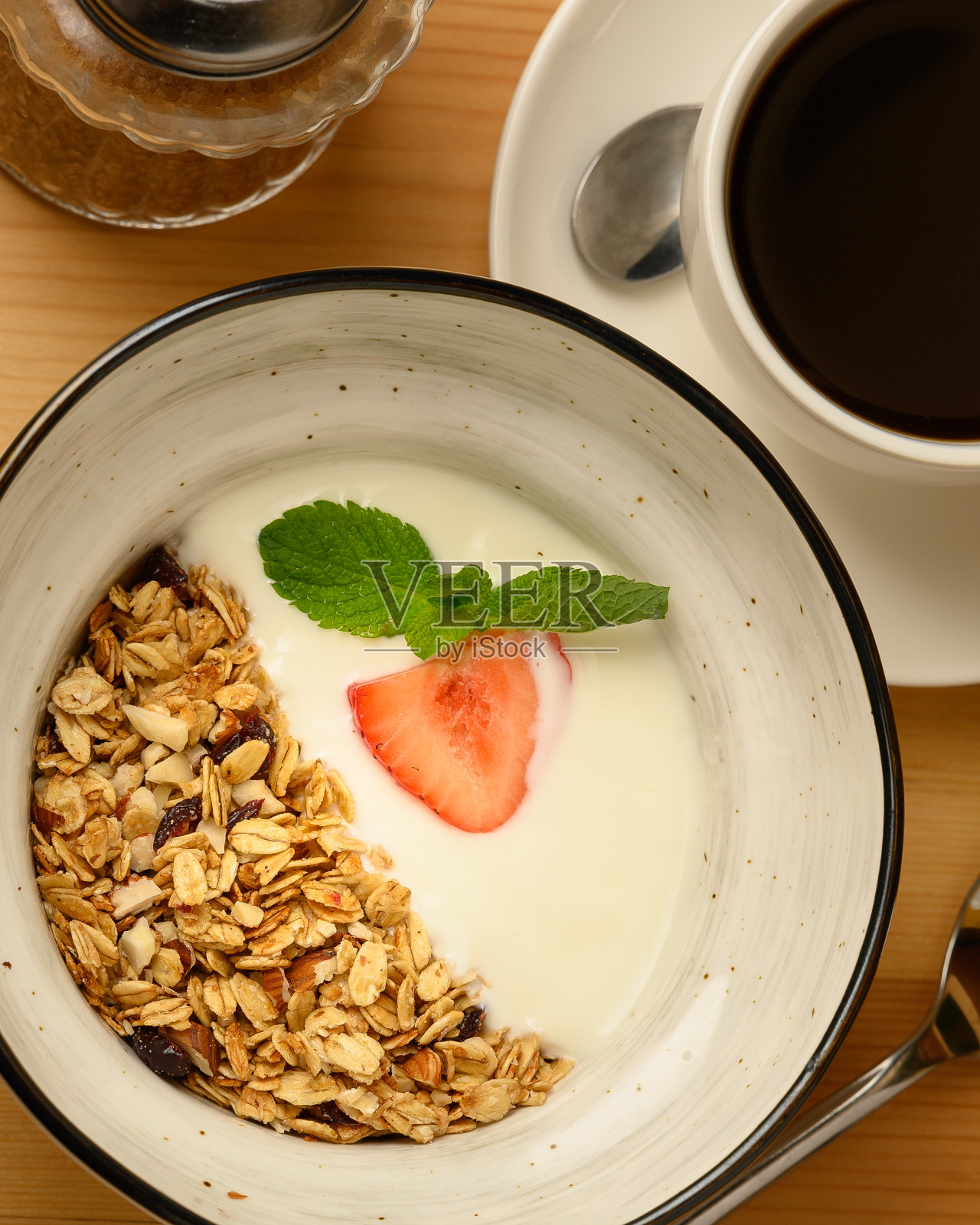 盘子里的草莓和酸奶格兰诺拉麦片照片摄影图片