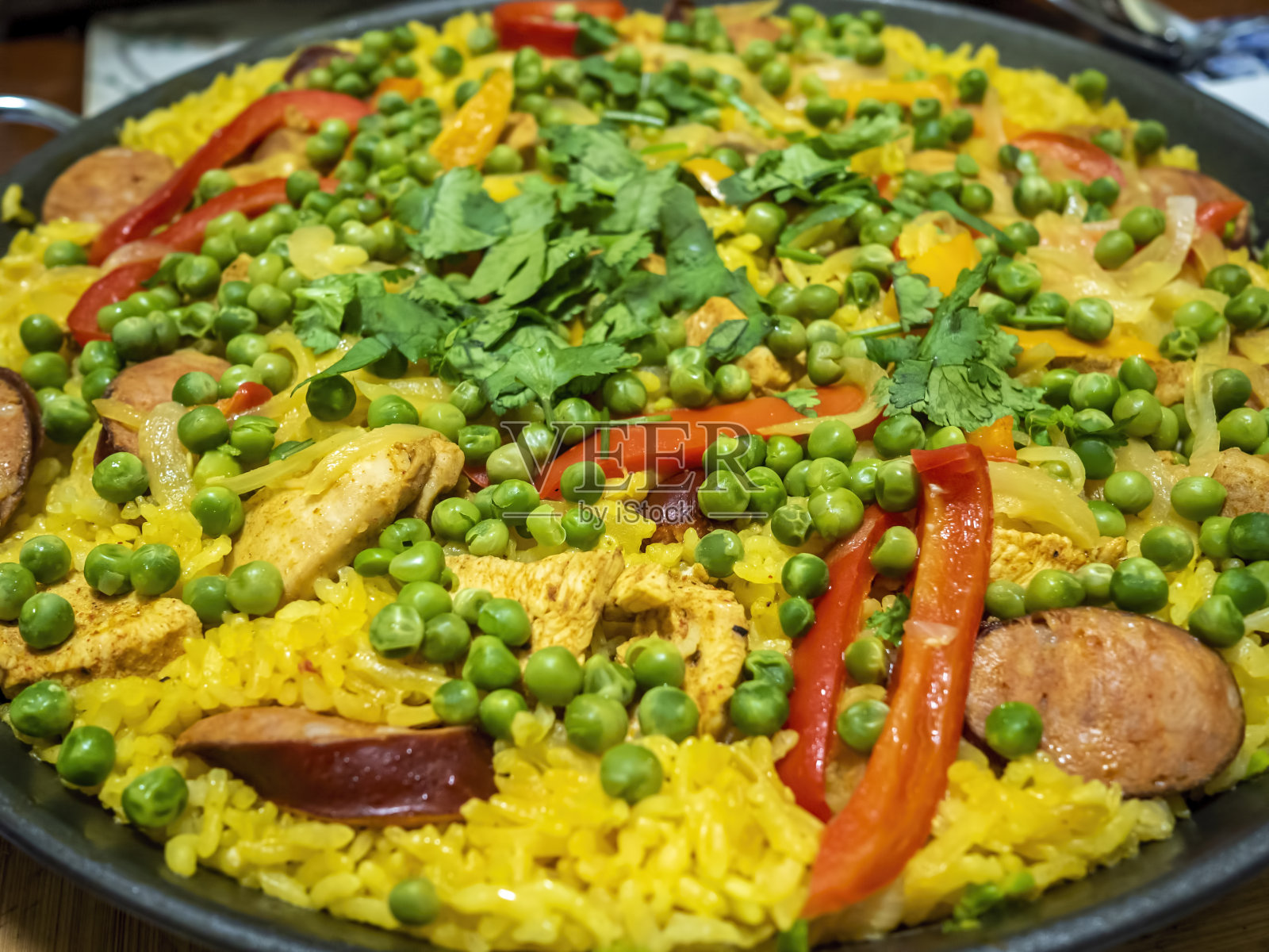 用平底锅煮的海鲜饭照片摄影图片