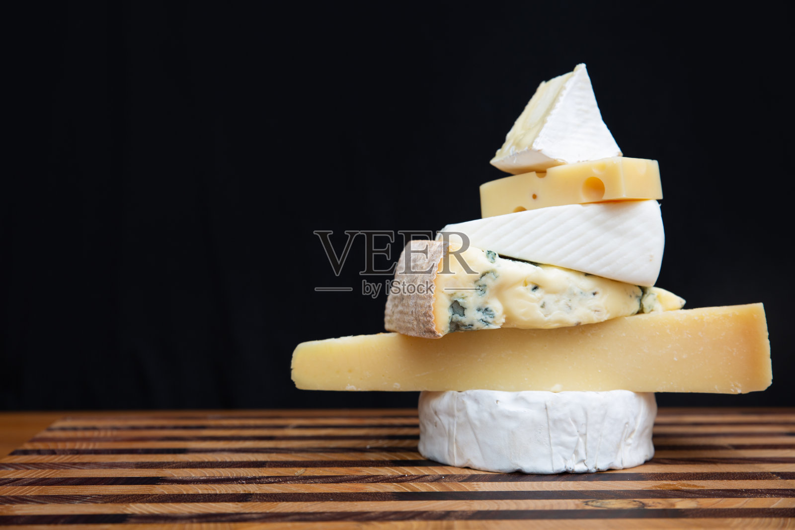 奶酪堆在木板上照片摄影图片