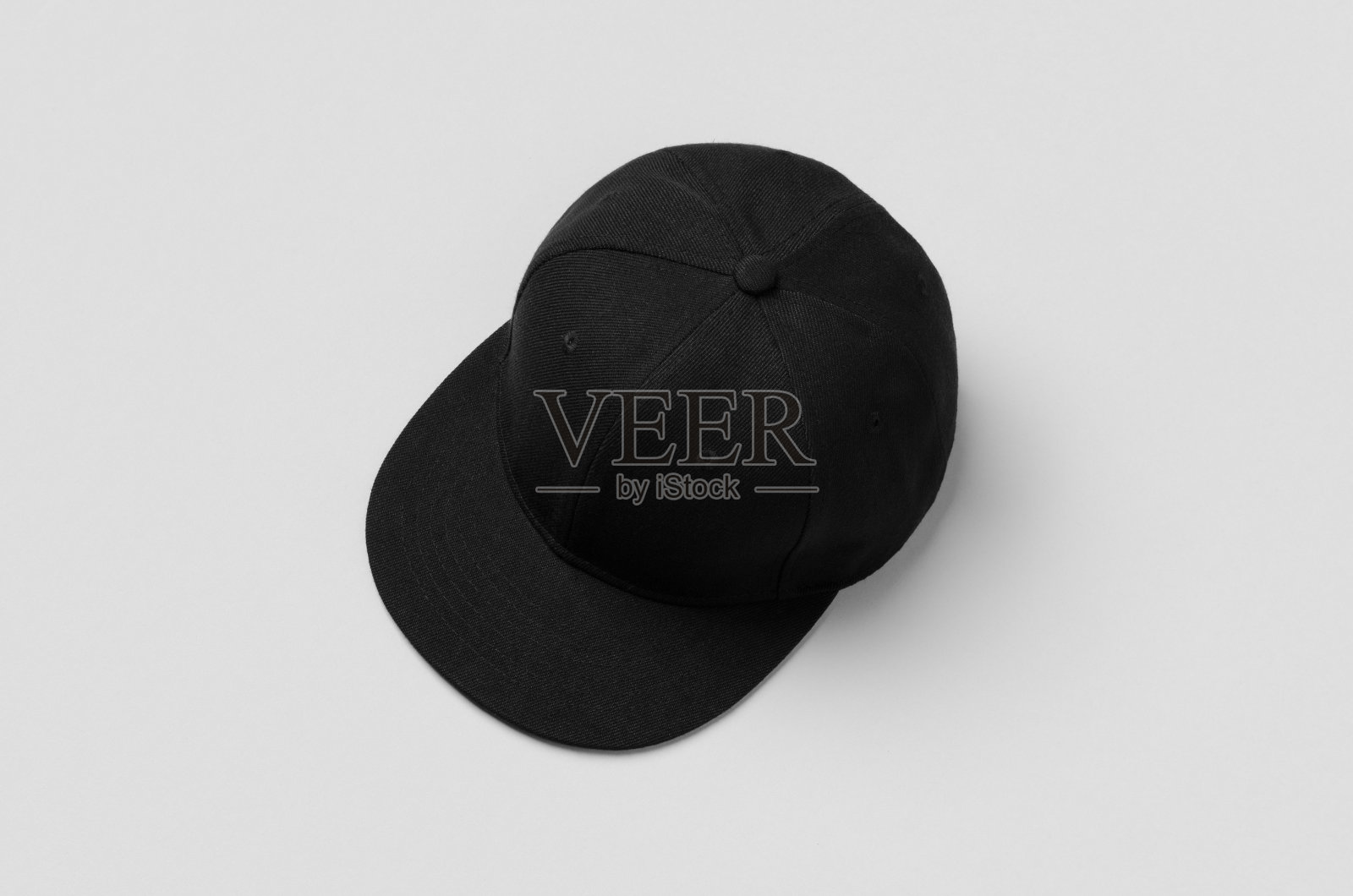 黑色snapback帽模型上的灰色背景。照片摄影图片