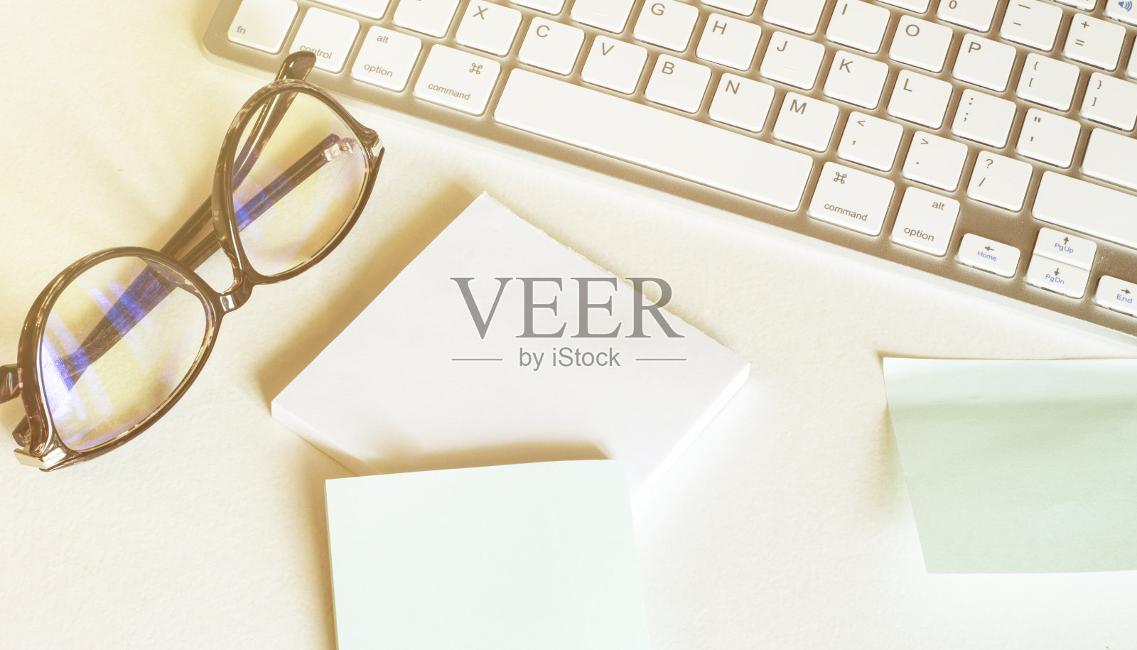 办公用品，小工具和咖啡杯放在木桌上照片摄影图片