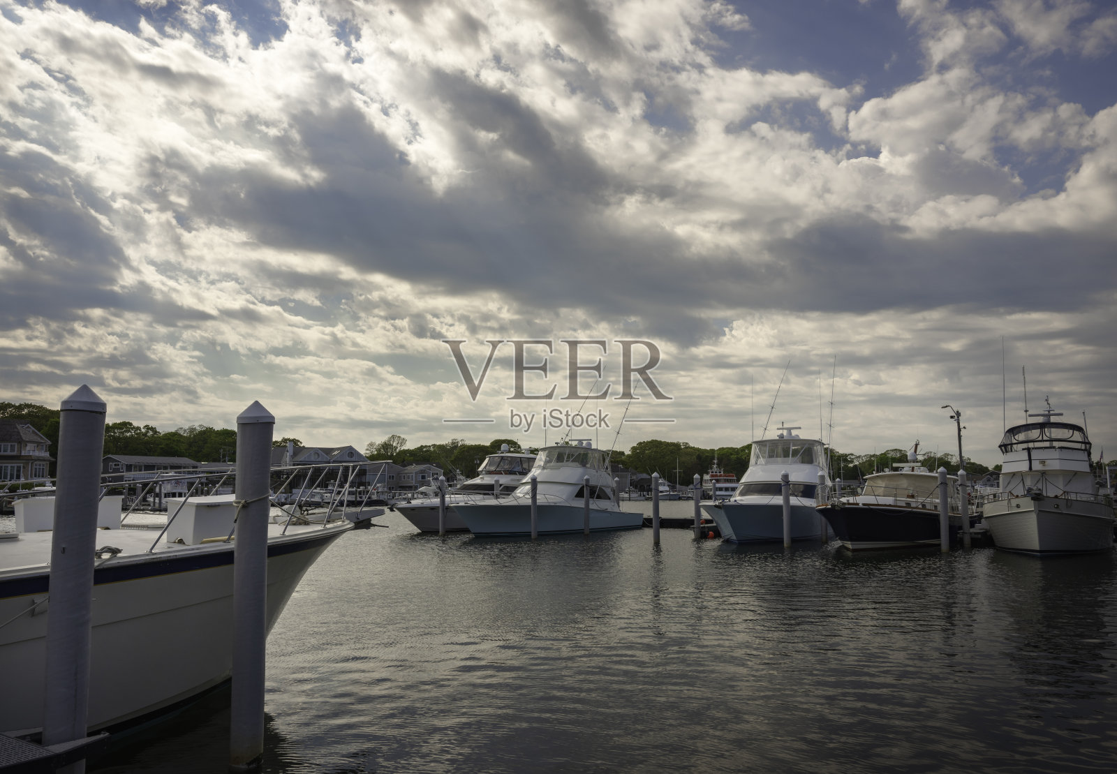 早晨在码头上空戏剧性的云景照片摄影图片