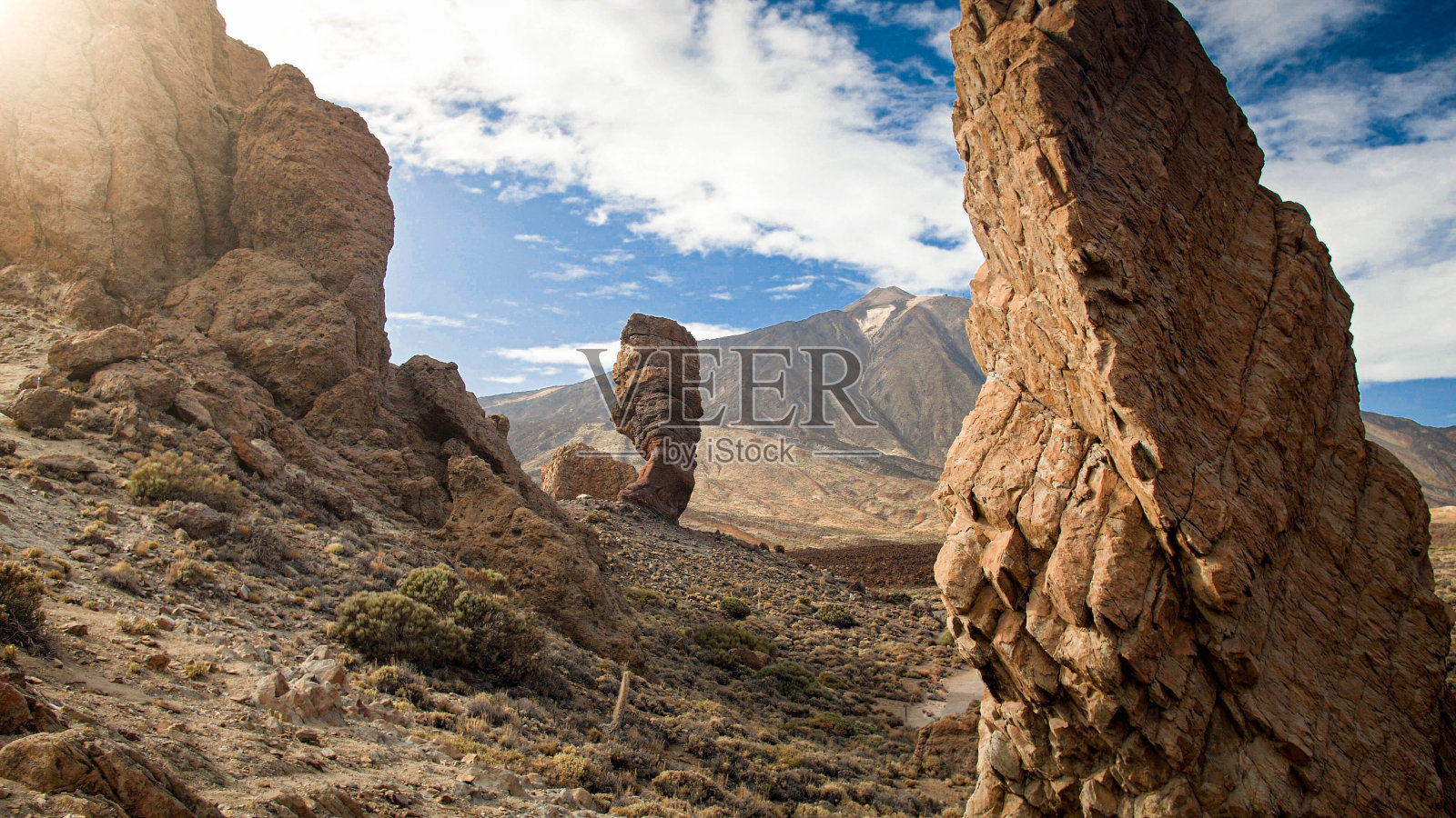 美丽的岩石和山脉景观在沙漠和山脉。西班牙特内里费岛泰德火山谷照片摄影图片