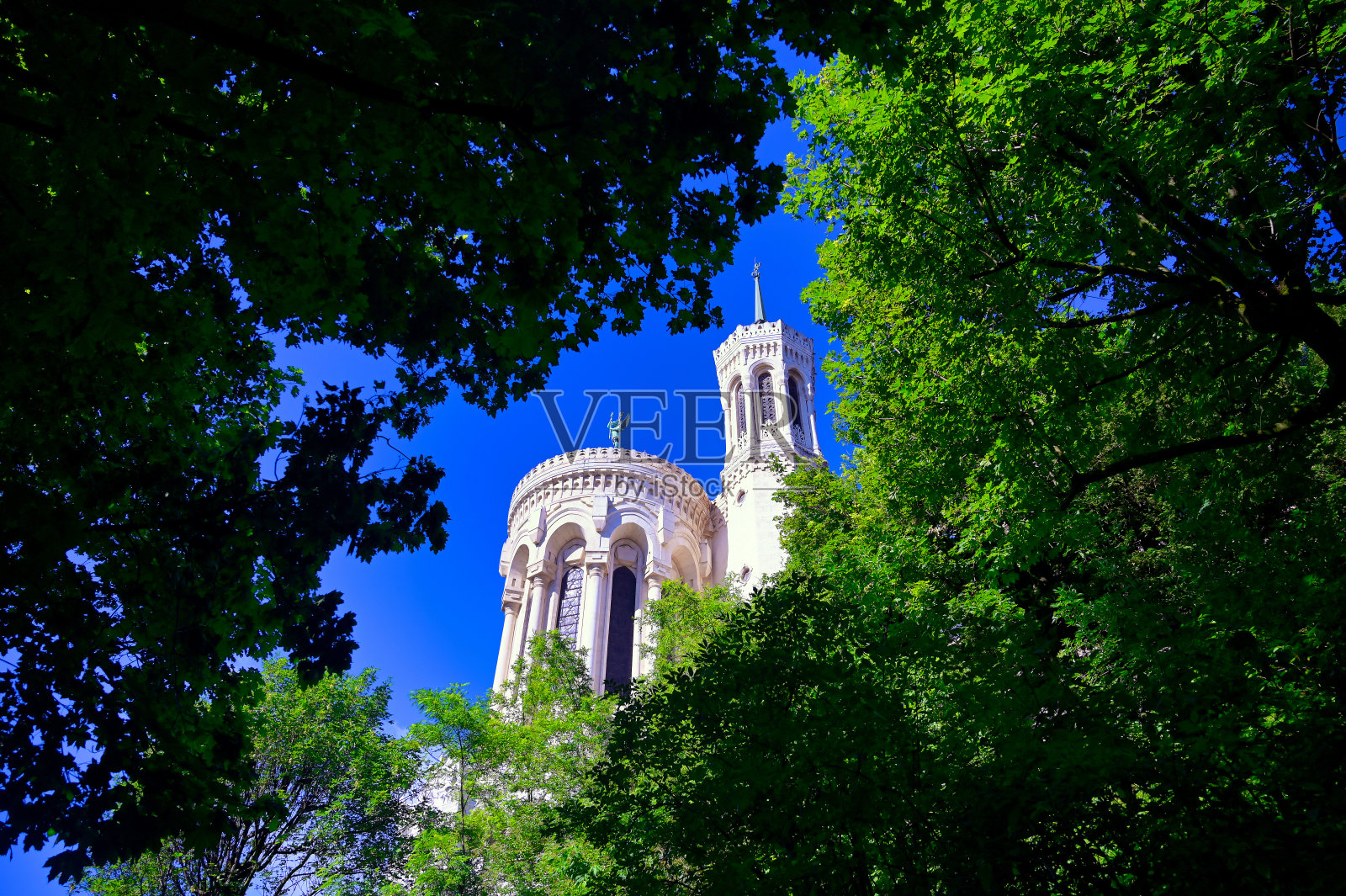 俯瞰法国里昂的巴黎圣母院照片摄影图片