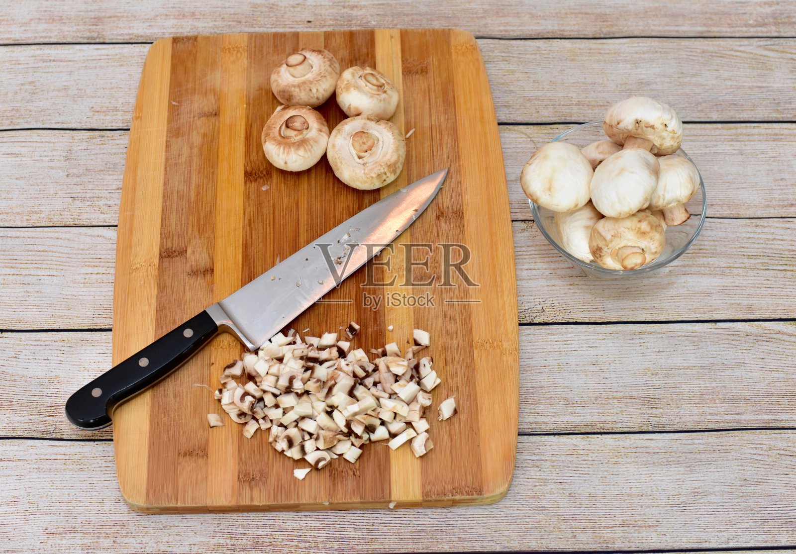 新鲜的有机蘑菇和洋葱洗干净，可以切成小块，做成健康的家庭餐照片摄影图片