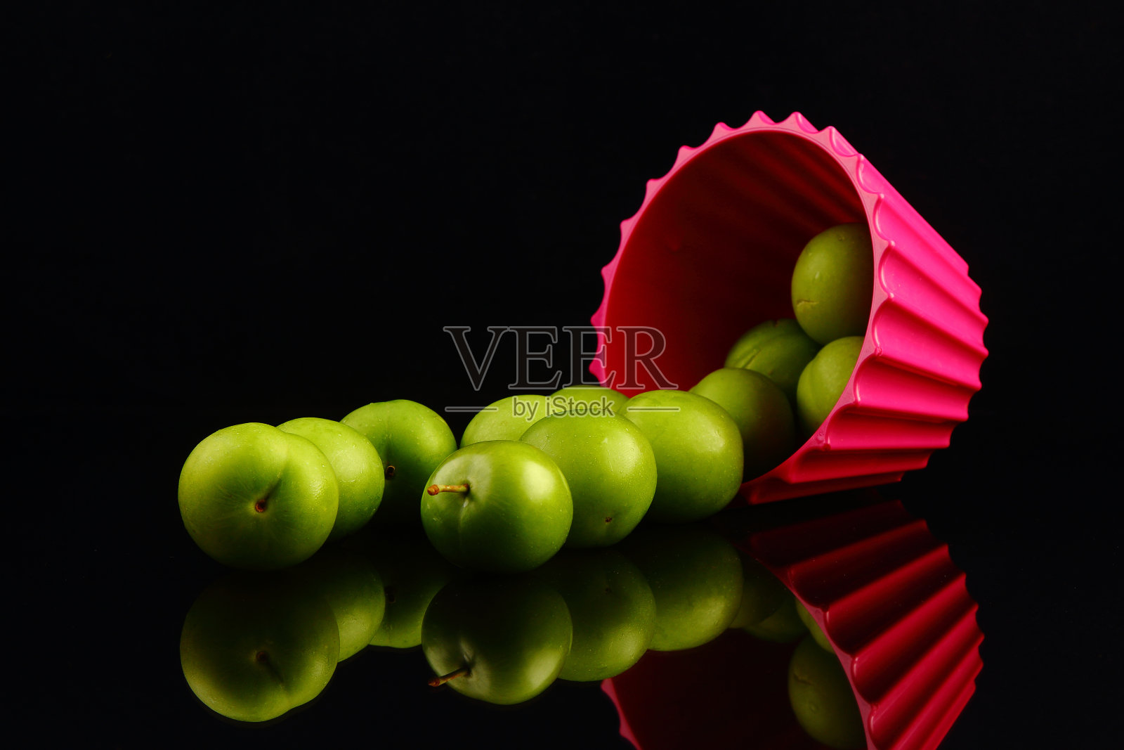 黑色背景上的青梅照片摄影图片