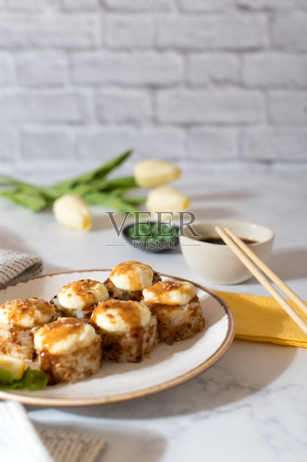 近距离观看烤卷与酱汁盘照片摄影图片