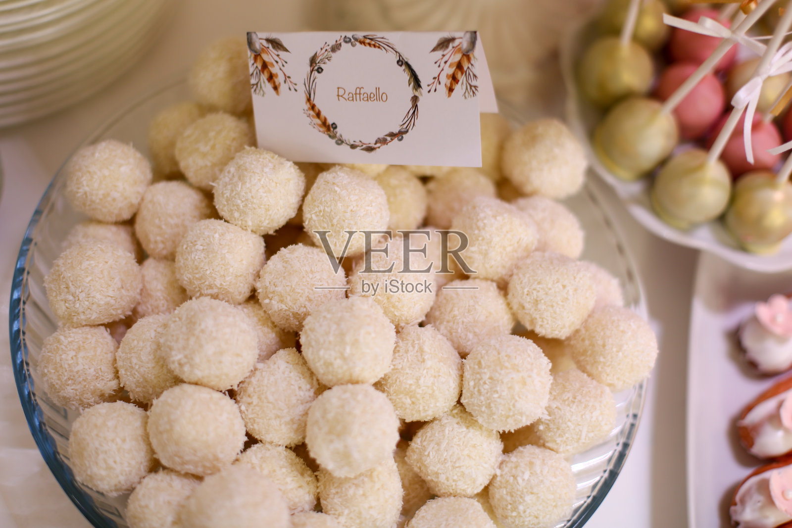 桌上放着美味的白巧克力球照片摄影图片