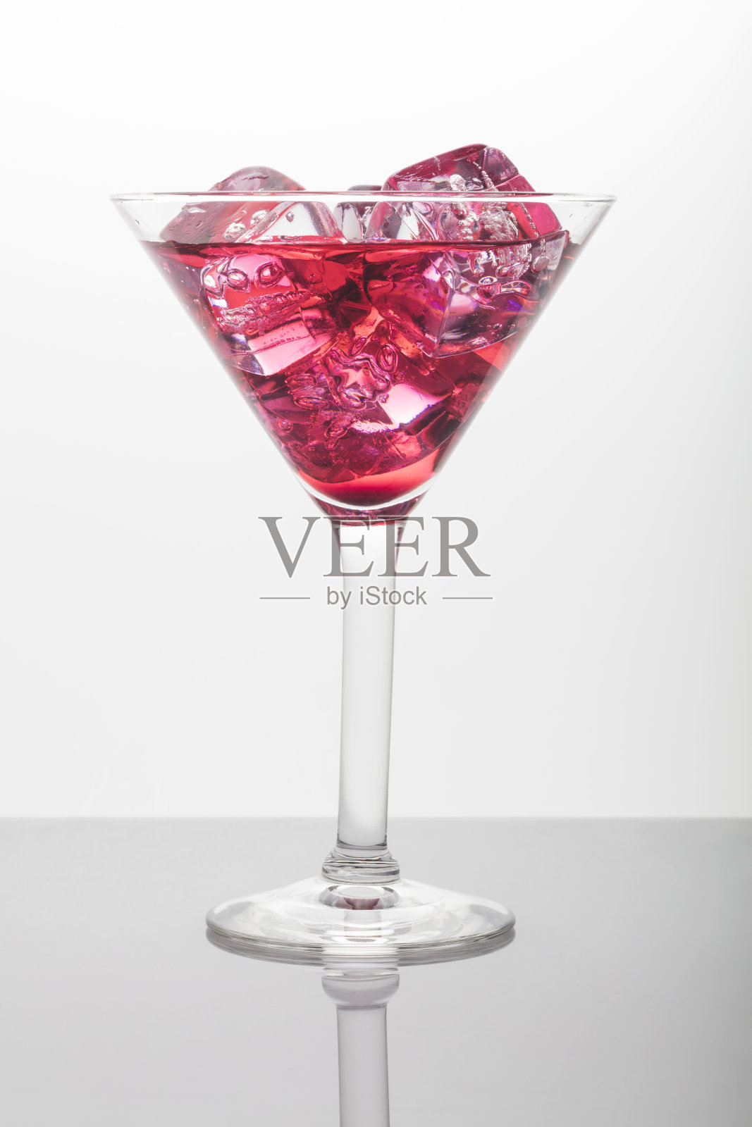 红马提尼加冰块照片摄影图片