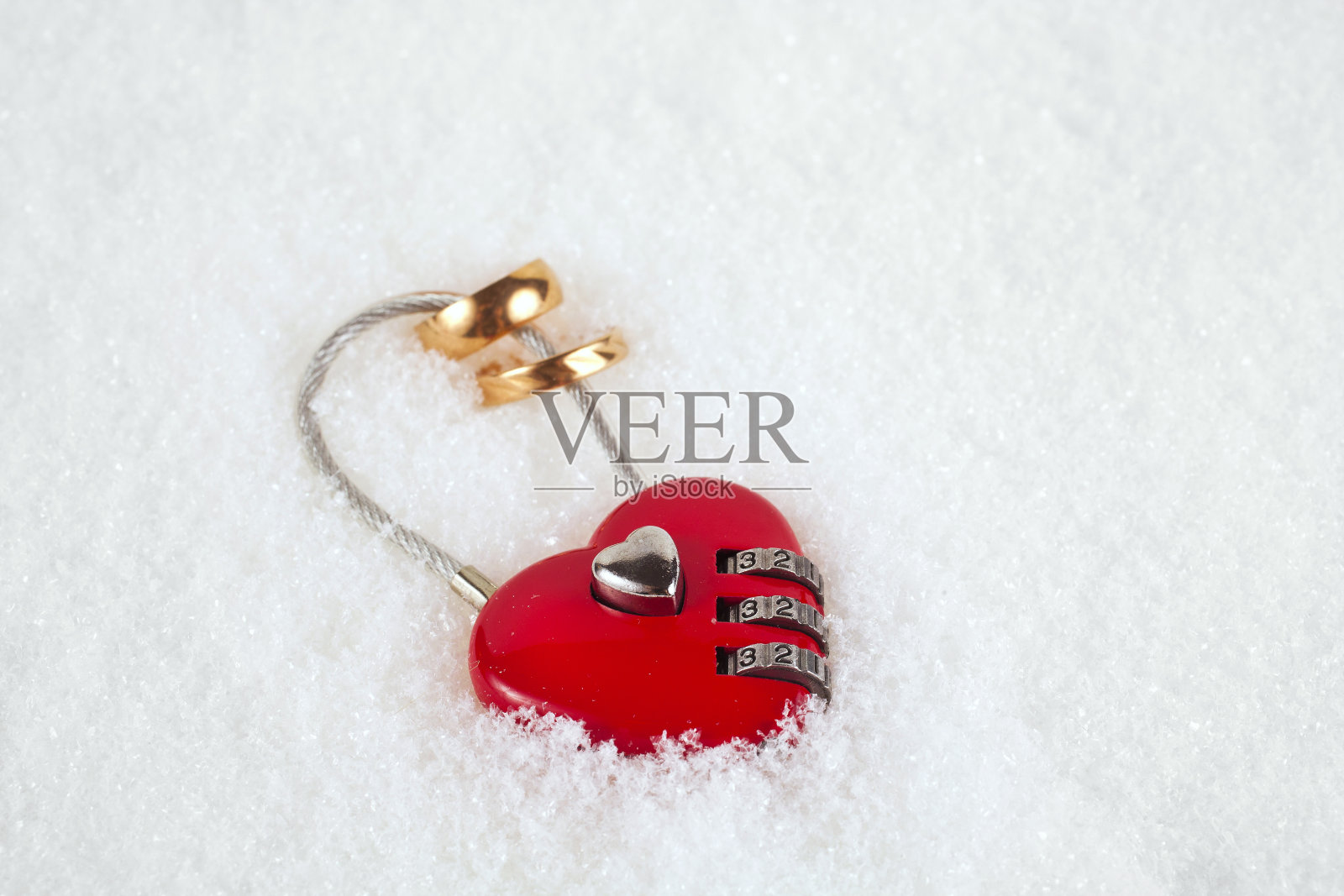 红色密码挂锁，上面有两个金戒指照片摄影图片