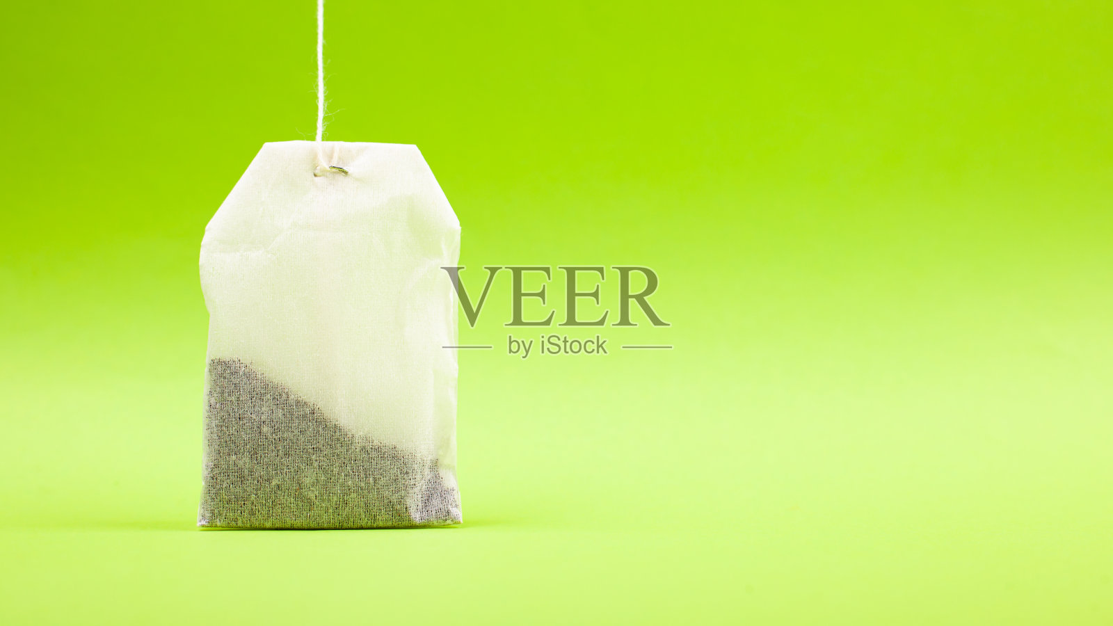 白色的茶包在浅绿色的背景空间照片摄影图片