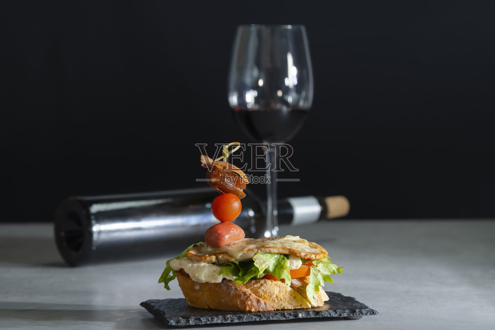 一款看起来很美味的芝士三明治和一款什锦三明治照片摄影图片