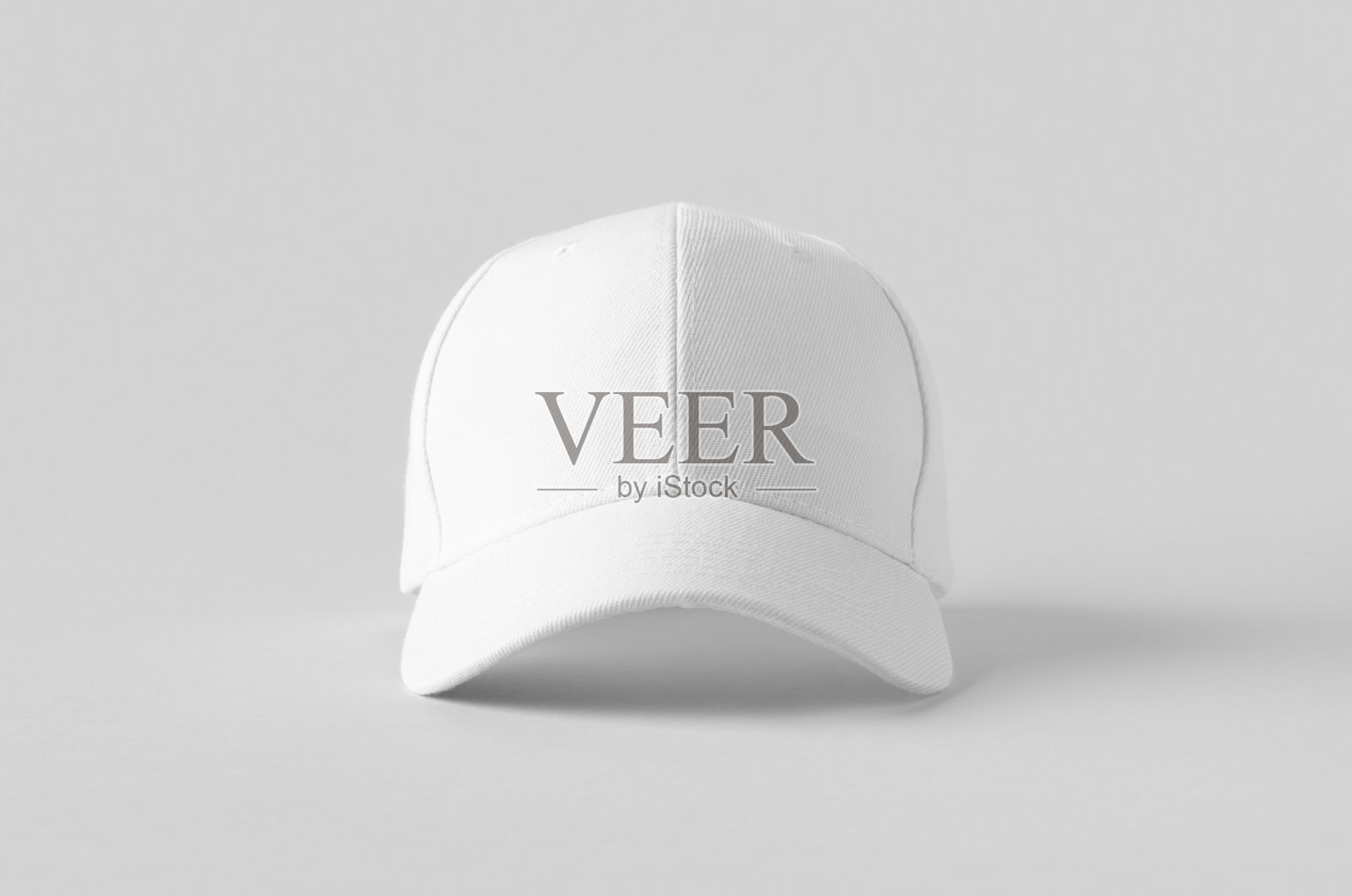 灰色背景上的白色棒球帽模型，正面视图。照片摄影图片