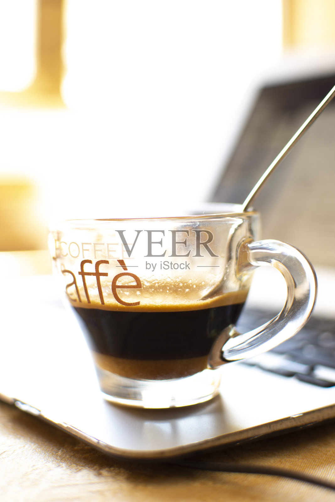 桌上有杯咖啡和电脑照片摄影图片