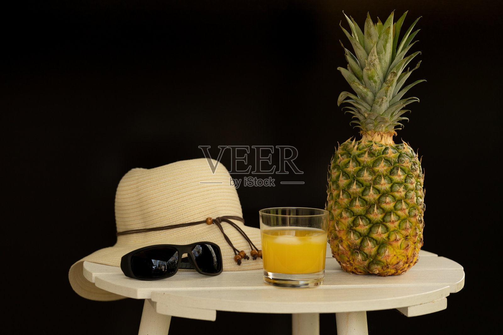 白木桌上的菠萝和菠萝汁照片摄影图片