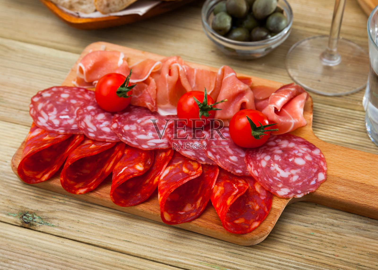 冷切的西班牙腌火腿和香肠照片摄影图片