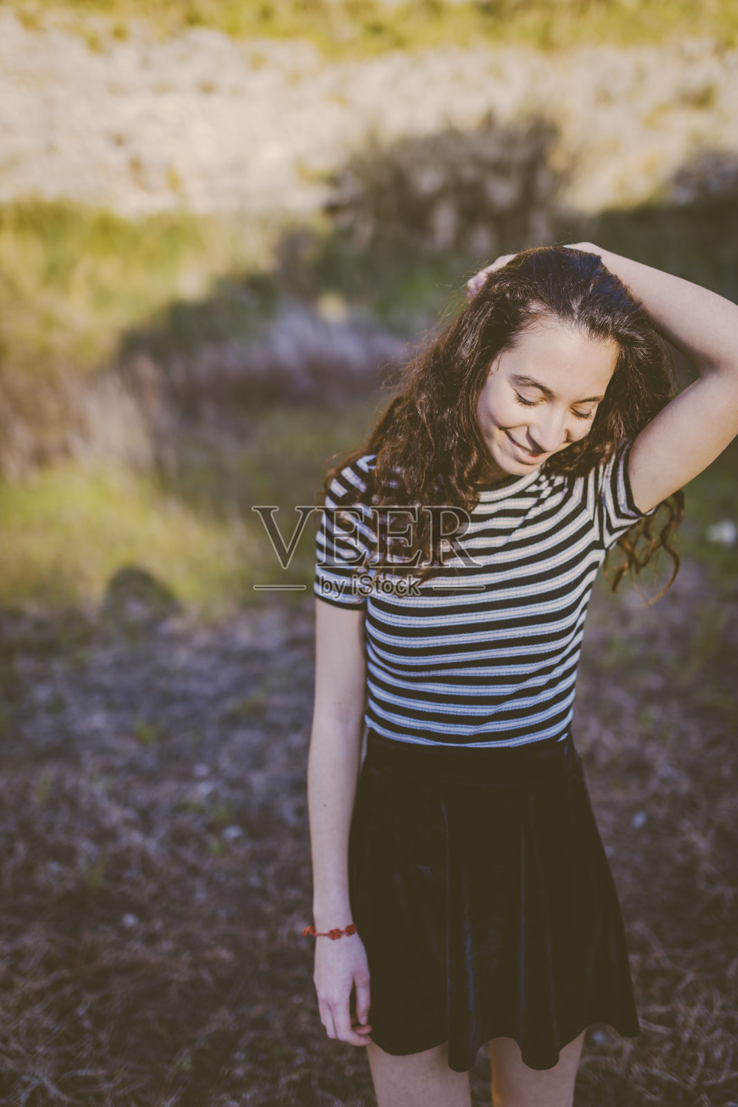 一个十几岁女孩的户外肖像照片摄影图片