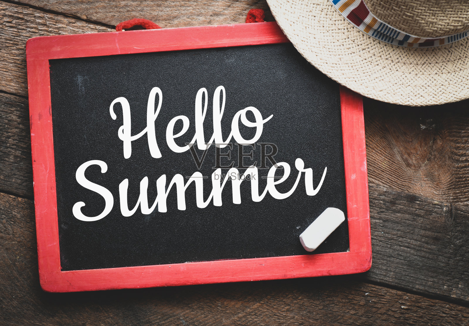 夏你好字写在黑板上。暑假到了。照片摄影图片