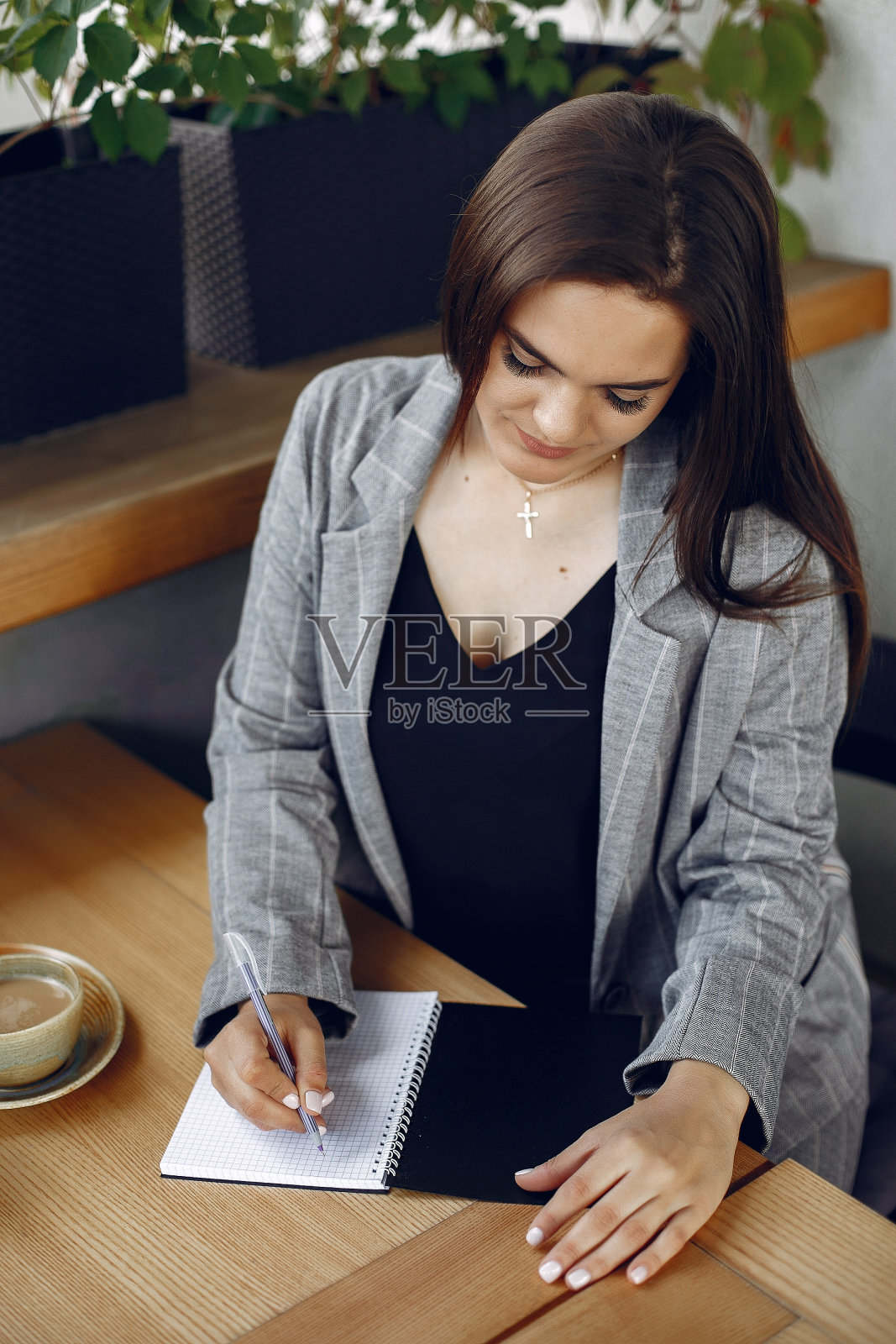 女商人坐在咖啡馆的桌子边工作照片摄影图片