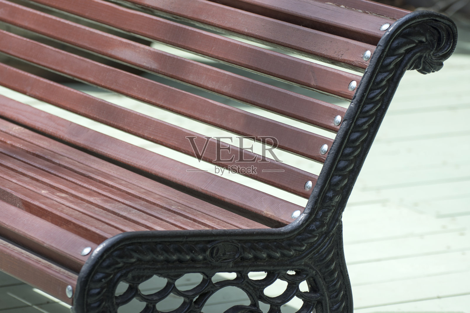 公园里雕刻着腿的老式长椅。照片摄影图片