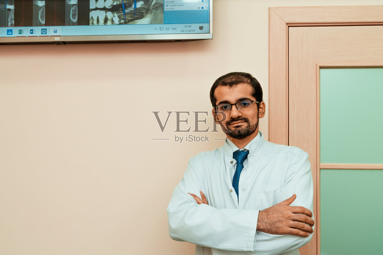 诊所里穿着职业装的男医生。牙医的专业制服和设备。医疗设备doctorâ的工作场所。牙科照片摄影图片