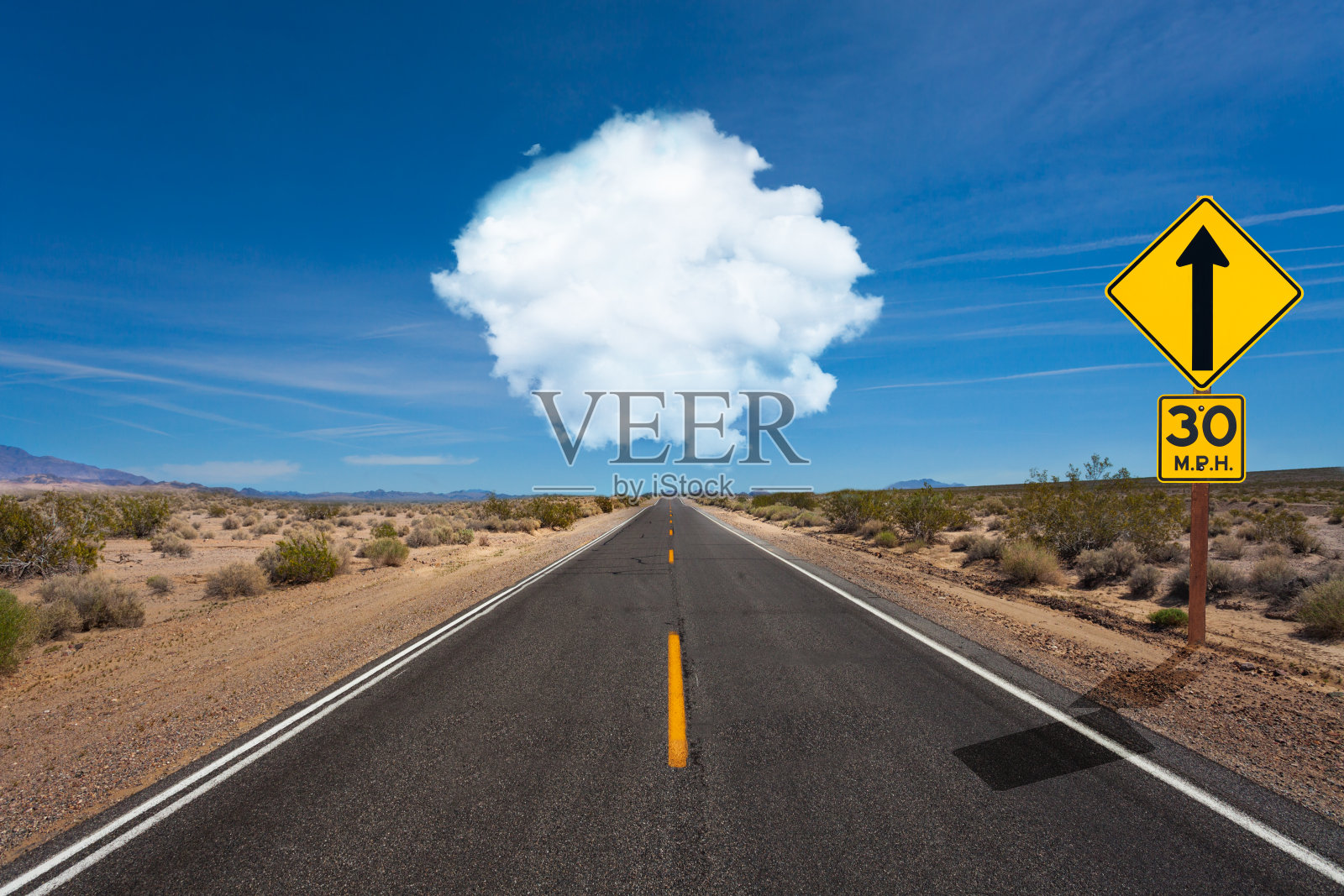 在沙漠中笔直的路带着云和标志照片摄影图片