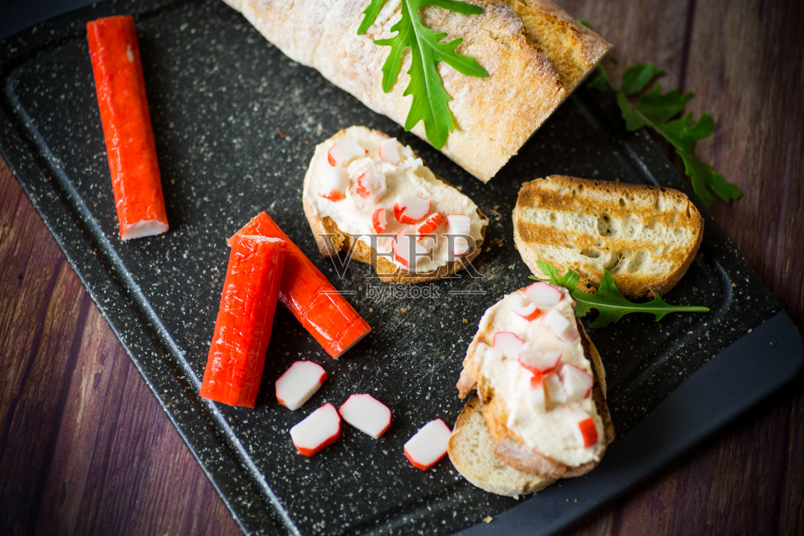 芝士三明治，上面放蟹肉条照片摄影图片