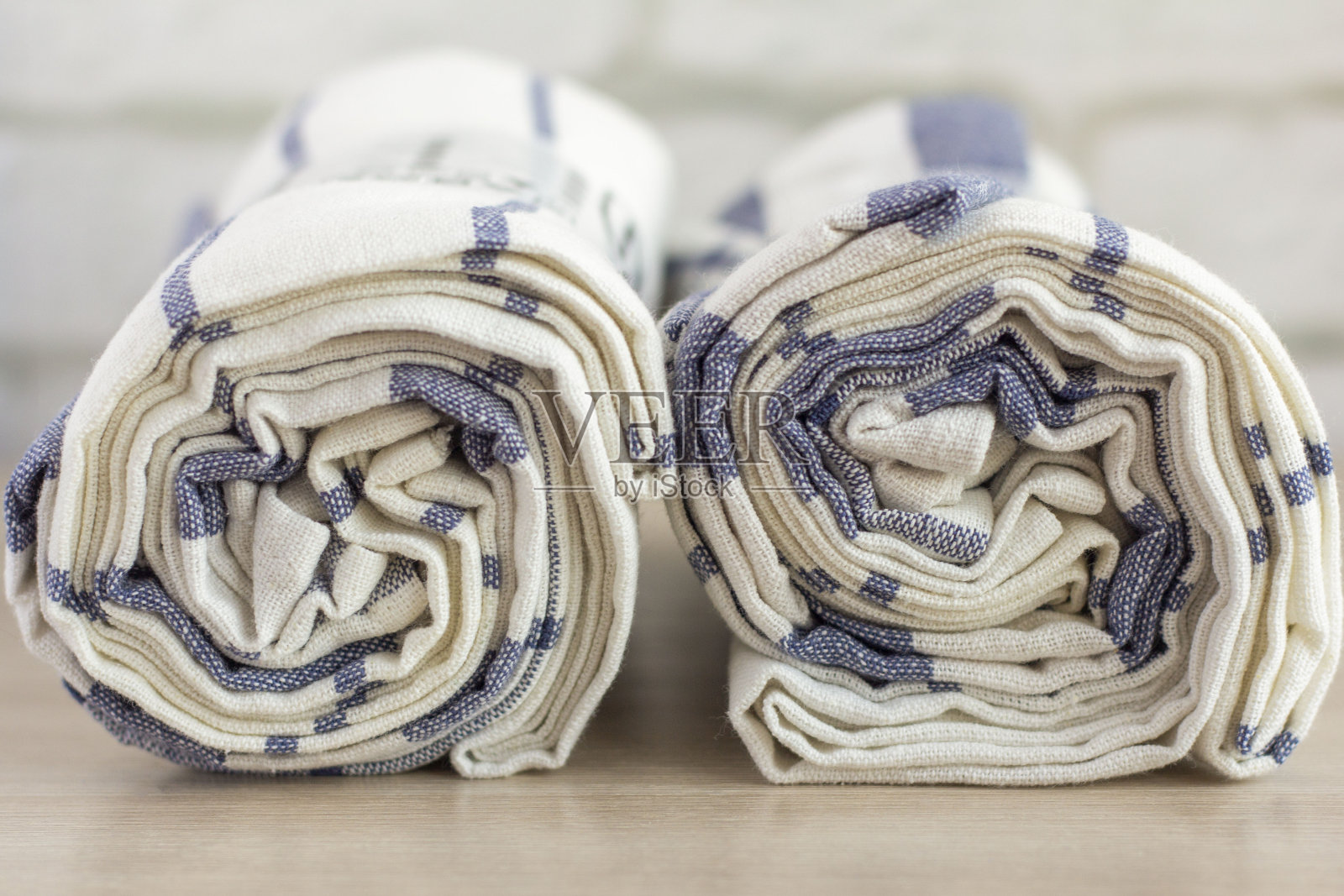 卷起白色条纹的亚麻布毛巾，干净毛巾照片摄影图片