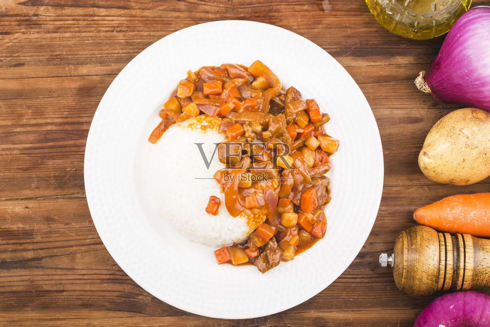胡萝卜和土豆。炖牛肉米饭照片摄影图片