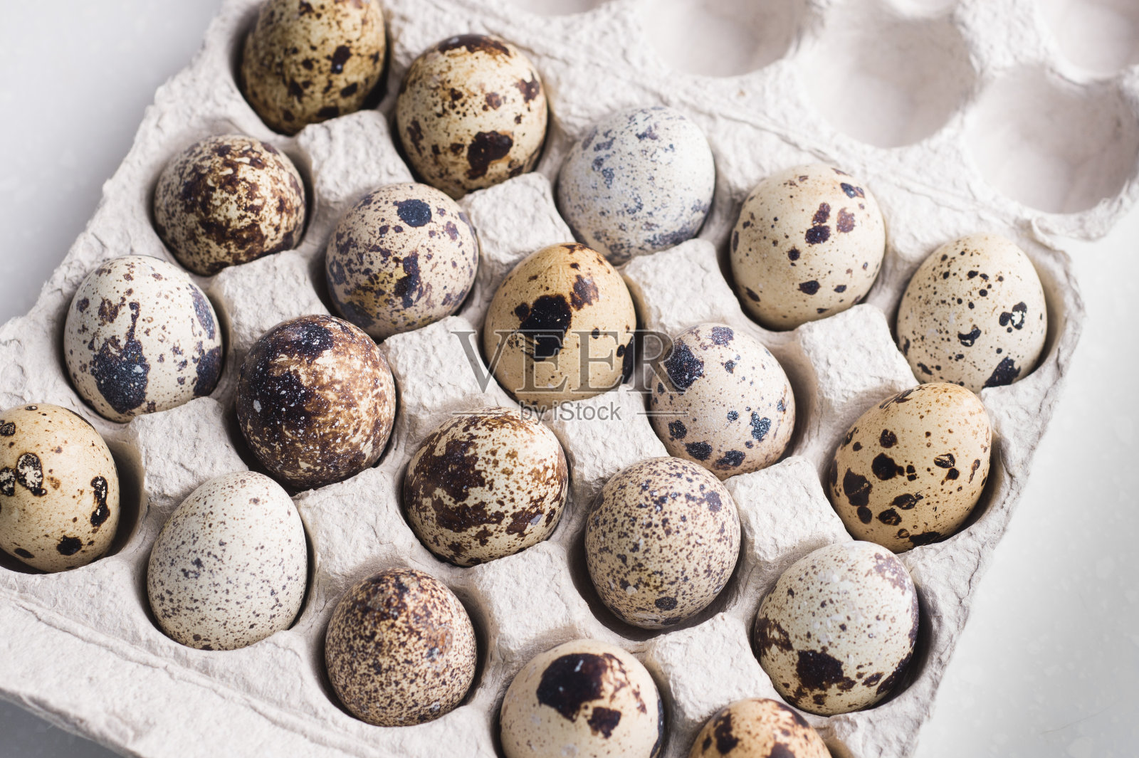 硬纸板包装的鹌鹑蛋。“素食有机生态食品。照片摄影图片