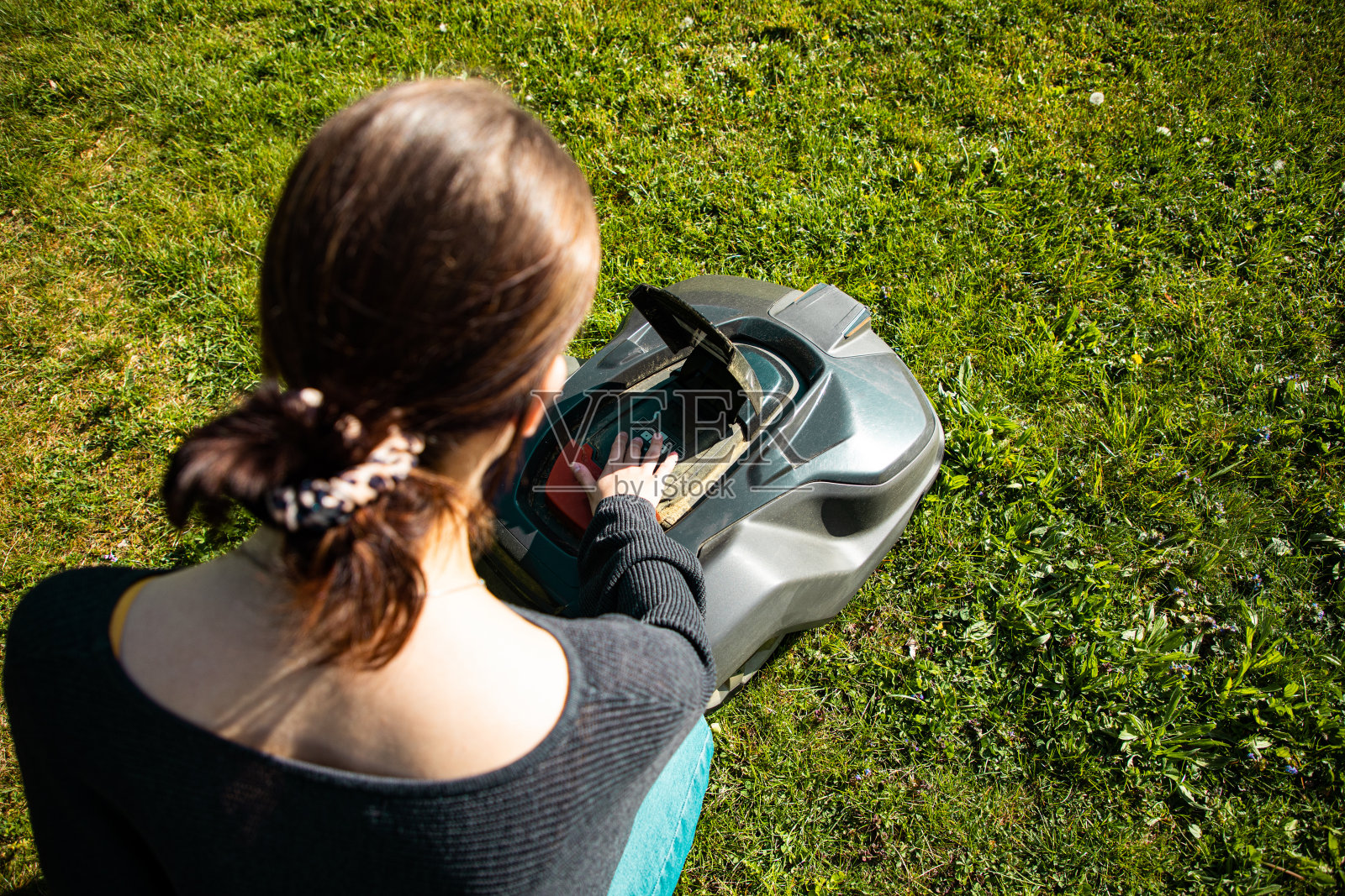 女性配置自动割草机照片摄影图片