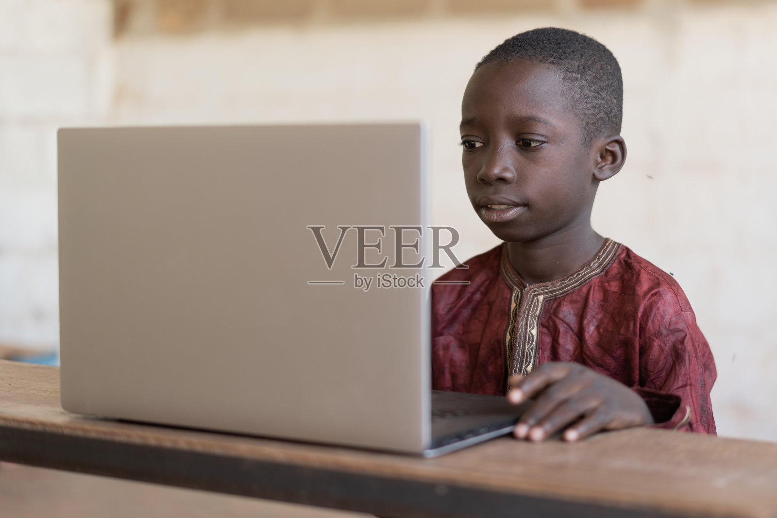 年轻的现代商人与电脑笔记本技术为非洲照片摄影图片