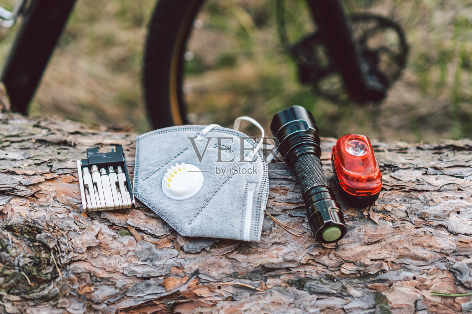自行车轮胎爆胎修补工具包。安全骑行所需的替换物品和工具。带过滤PM 2.5的面罩。流感，灰尘过敏，病毒防护。冠状病毒概念照片摄影图片