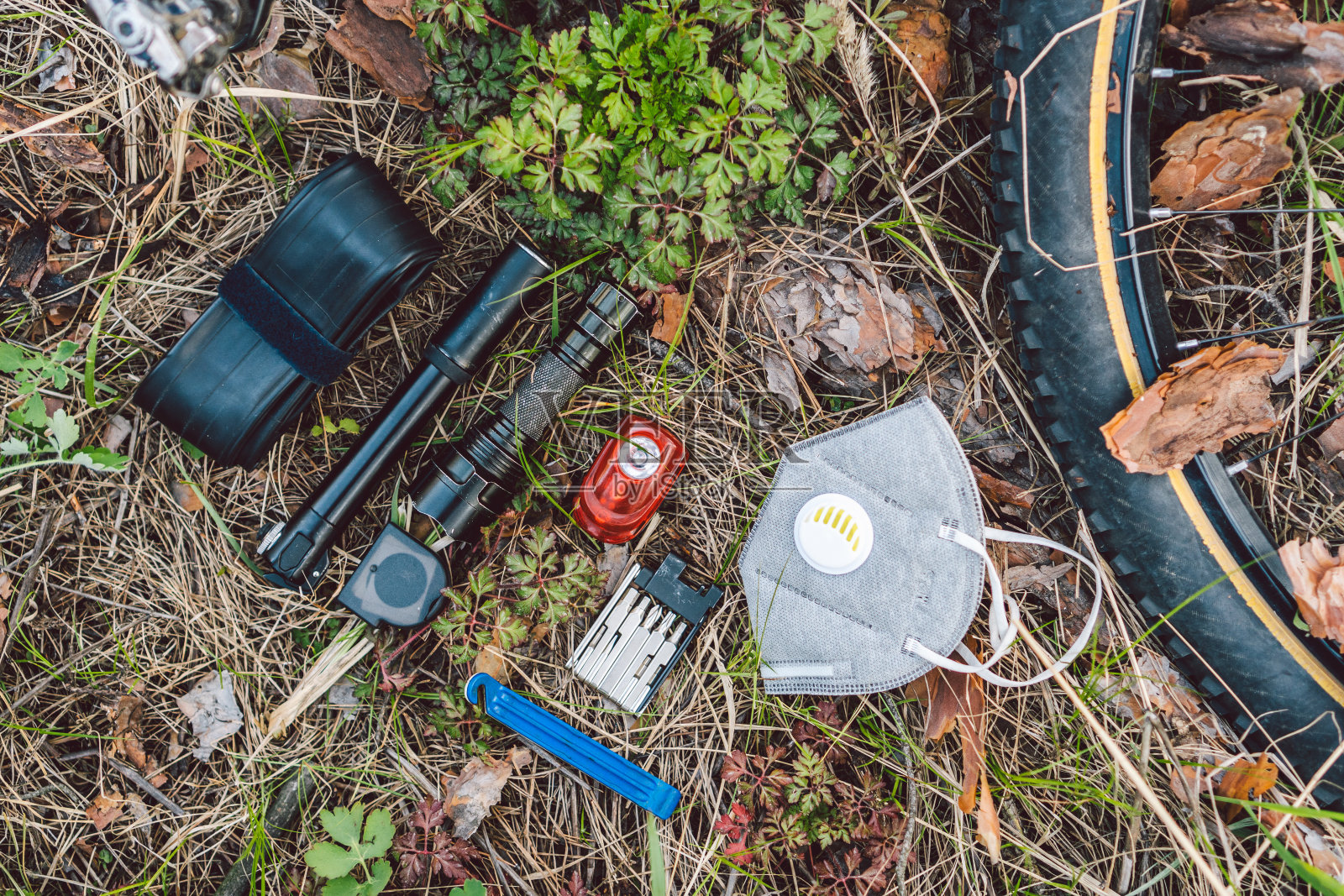 为自行车配备工具配件。骑自行车的衣服。替换物品和自行车工具。PM2.5的面具。空气污染pm2.5概念。保护pm 2.5和冠状病毒COVID - 19照片摄影图片