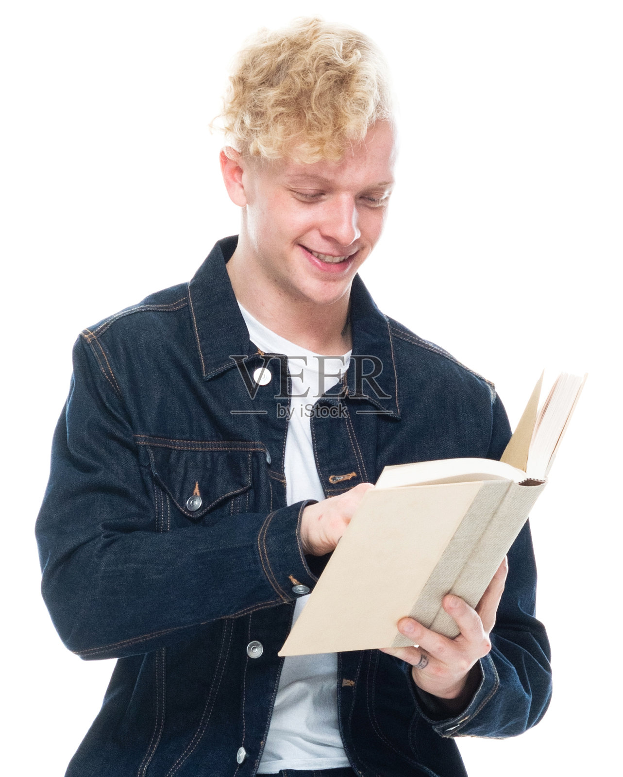 白人男学生前面的白色背景，穿着衬衫，拿着书照片摄影图片