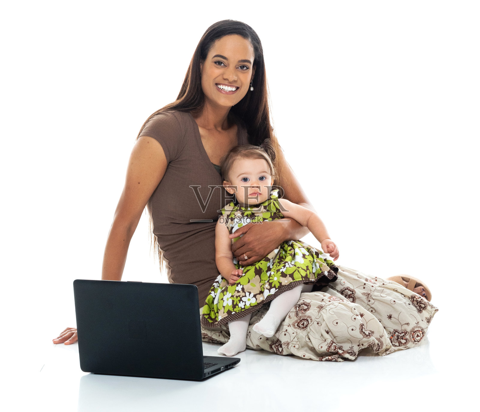 年轻女性坐在白色背景前使用电脑照片摄影图片