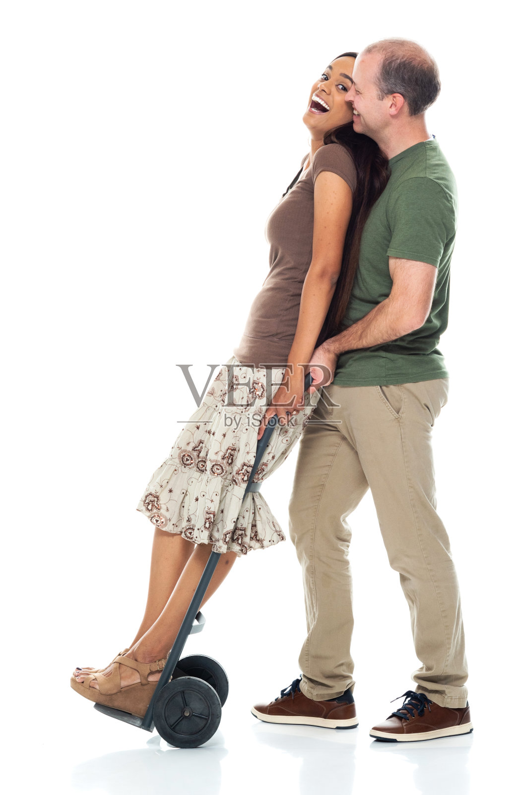 丈夫送货员在白色背景前，拿着纸板箱，用手推车照片摄影图片