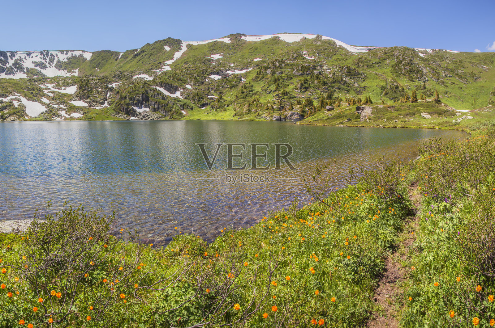 山上风景如画，夏日的山湖如画。照片摄影图片