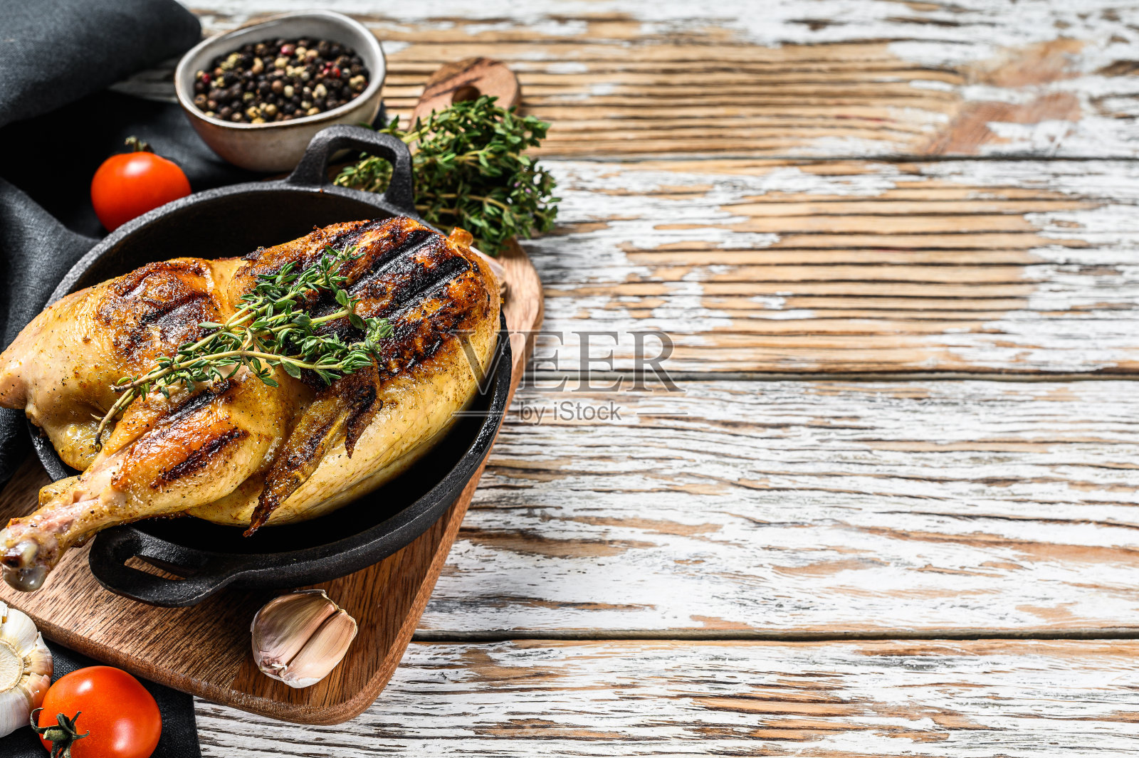 百里香烤鸡。白色背景。前视图。本空间照片摄影图片