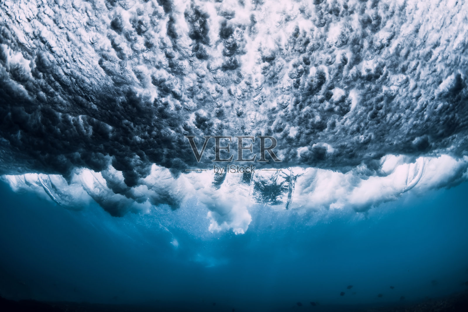 海浪在水下。水下的海洋纹理照片摄影图片