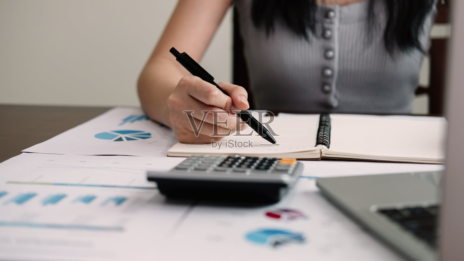 冠状病毒隔离。在线培训、教育和自由职业。电脑，笔记本电脑和远程学习的女孩。全球冠状病毒大流行。照片摄影图片