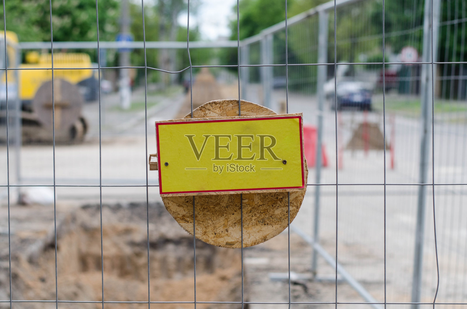 金属网格。栅栏上的标志。铁篱笆。接二连三。建筑工地。照片摄影图片