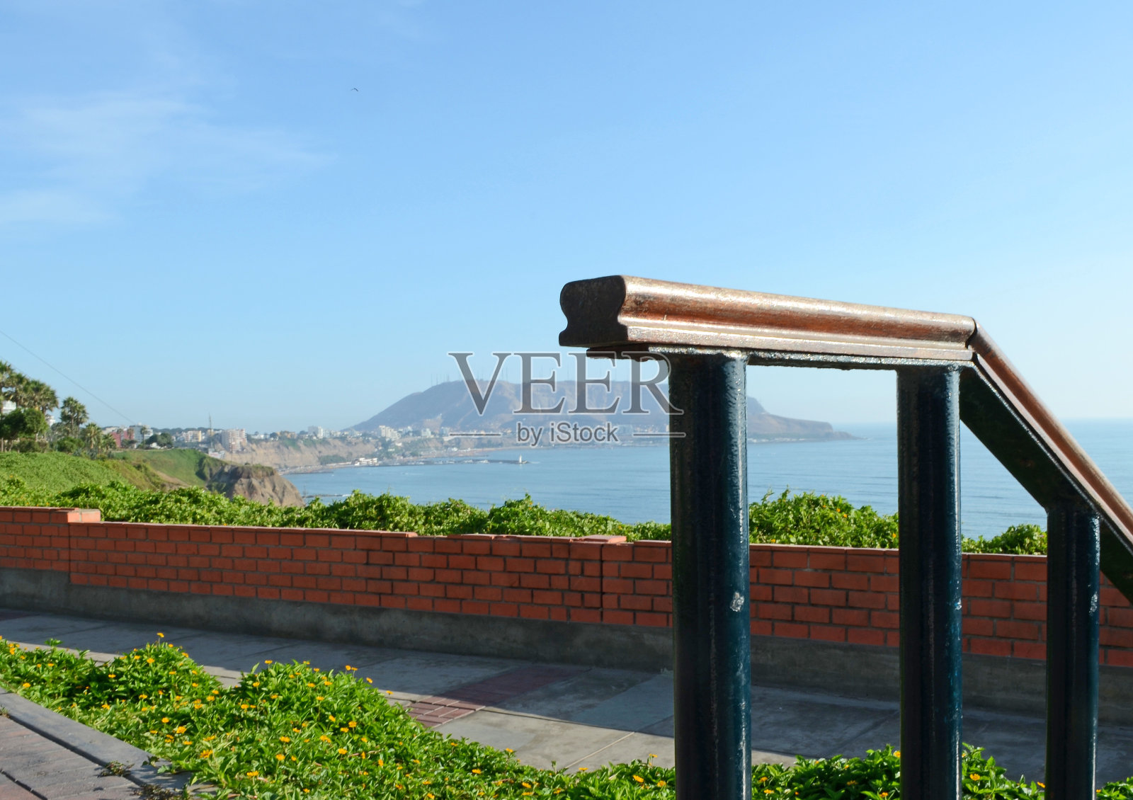 白天美丽的秘鲁海岸照片摄影图片