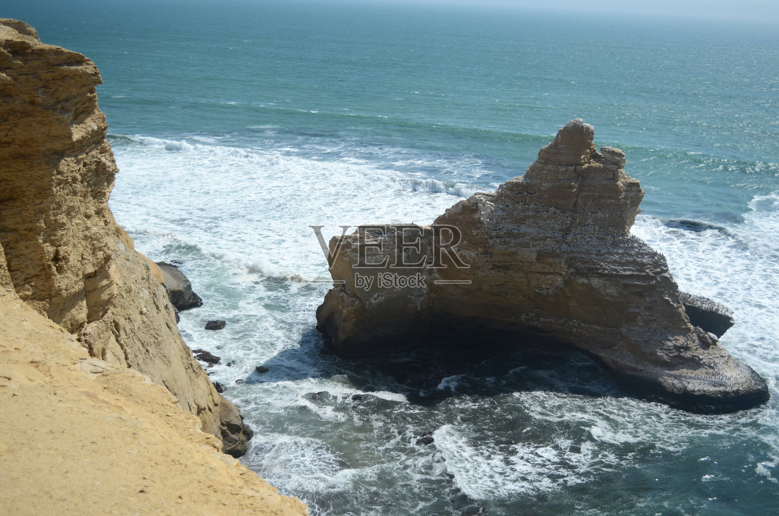 白天美丽的秘鲁海岸照片摄影图片