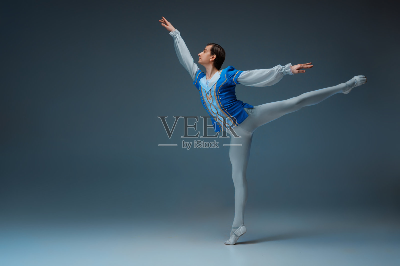 年轻和优雅的芭蕾舞者在行动孤立在演播室背景照片摄影图片