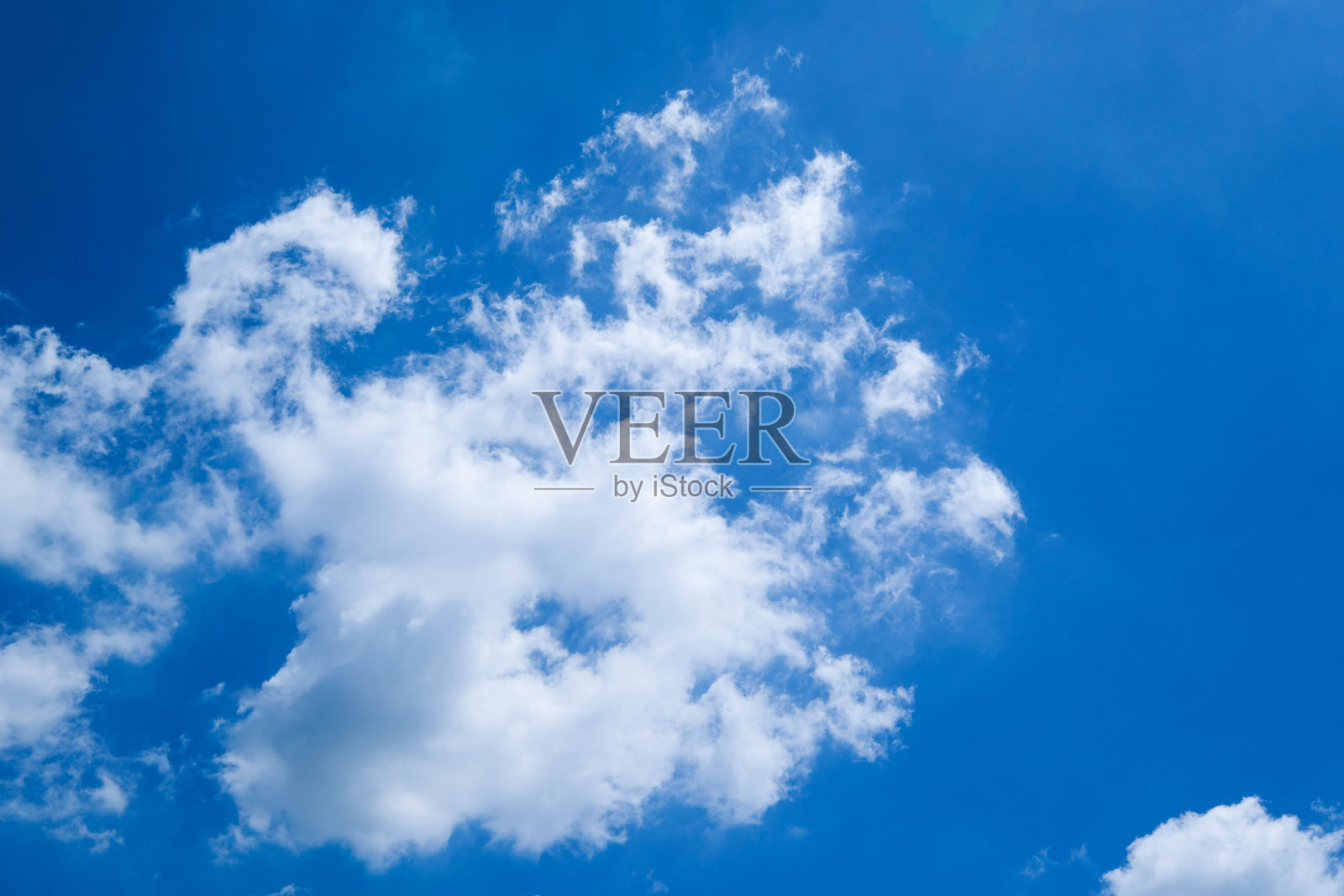 美丽的蓝天和云彩为背景。美丽的蓝天。照片摄影图片